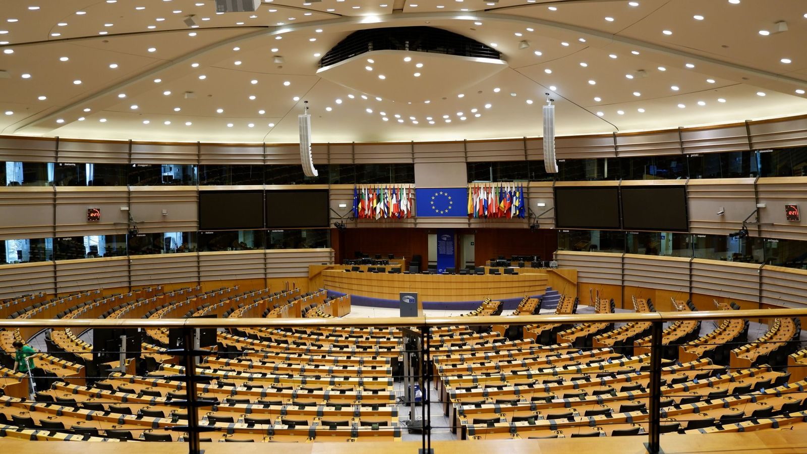 Europese vlaggen voor een bestuursgebouw