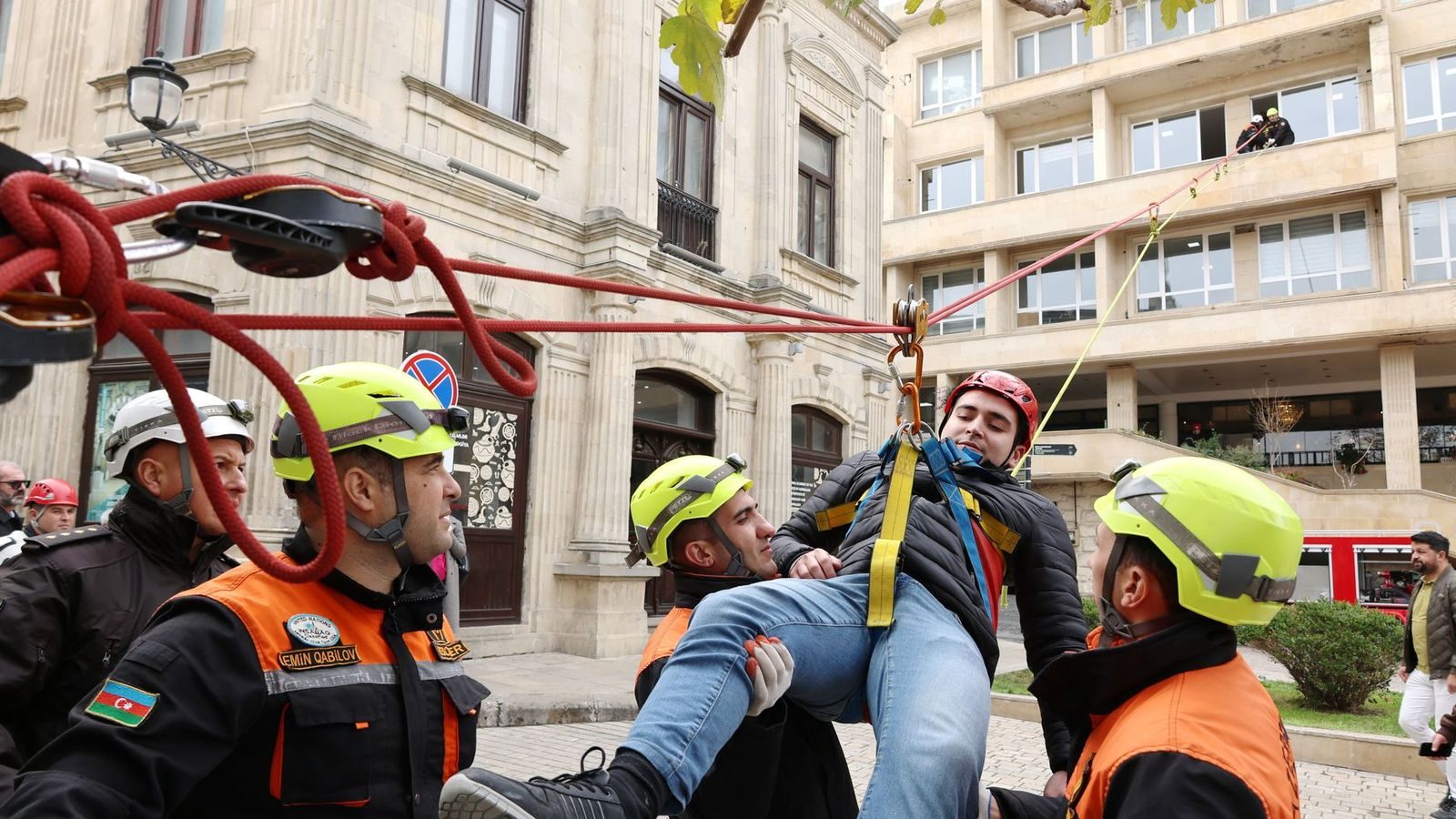 Hulpverleners bevrijden een slachtoffer tijdens een grootschalige oefening