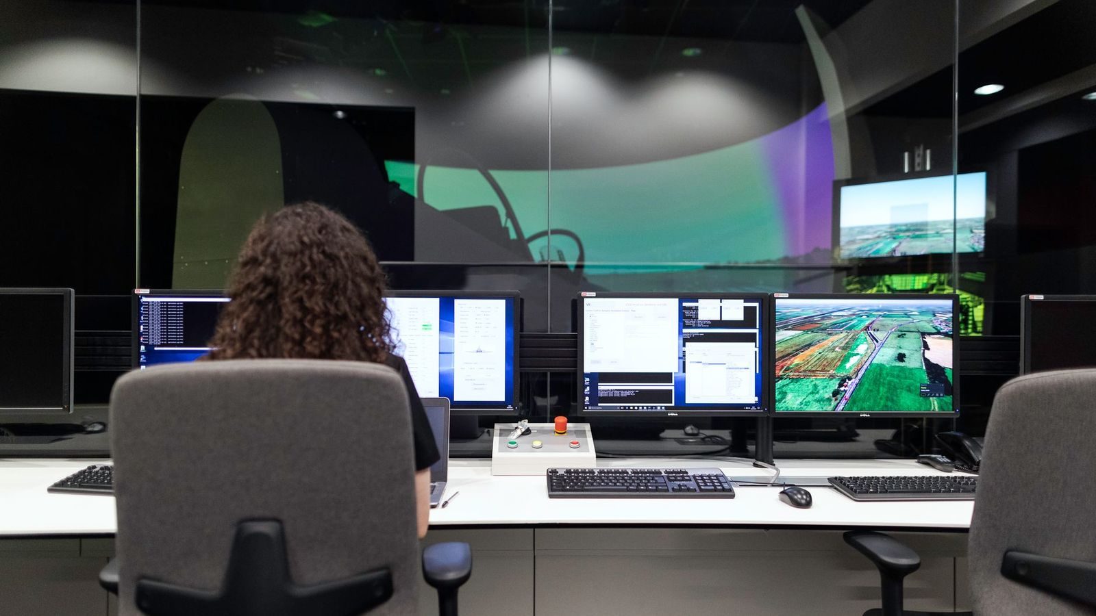 Analist volgt meerdere informatiestromen op schermen in een meldkamer